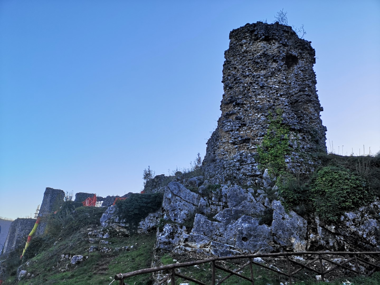 Il castello di Monteforte sul colle di San Martino: storia e