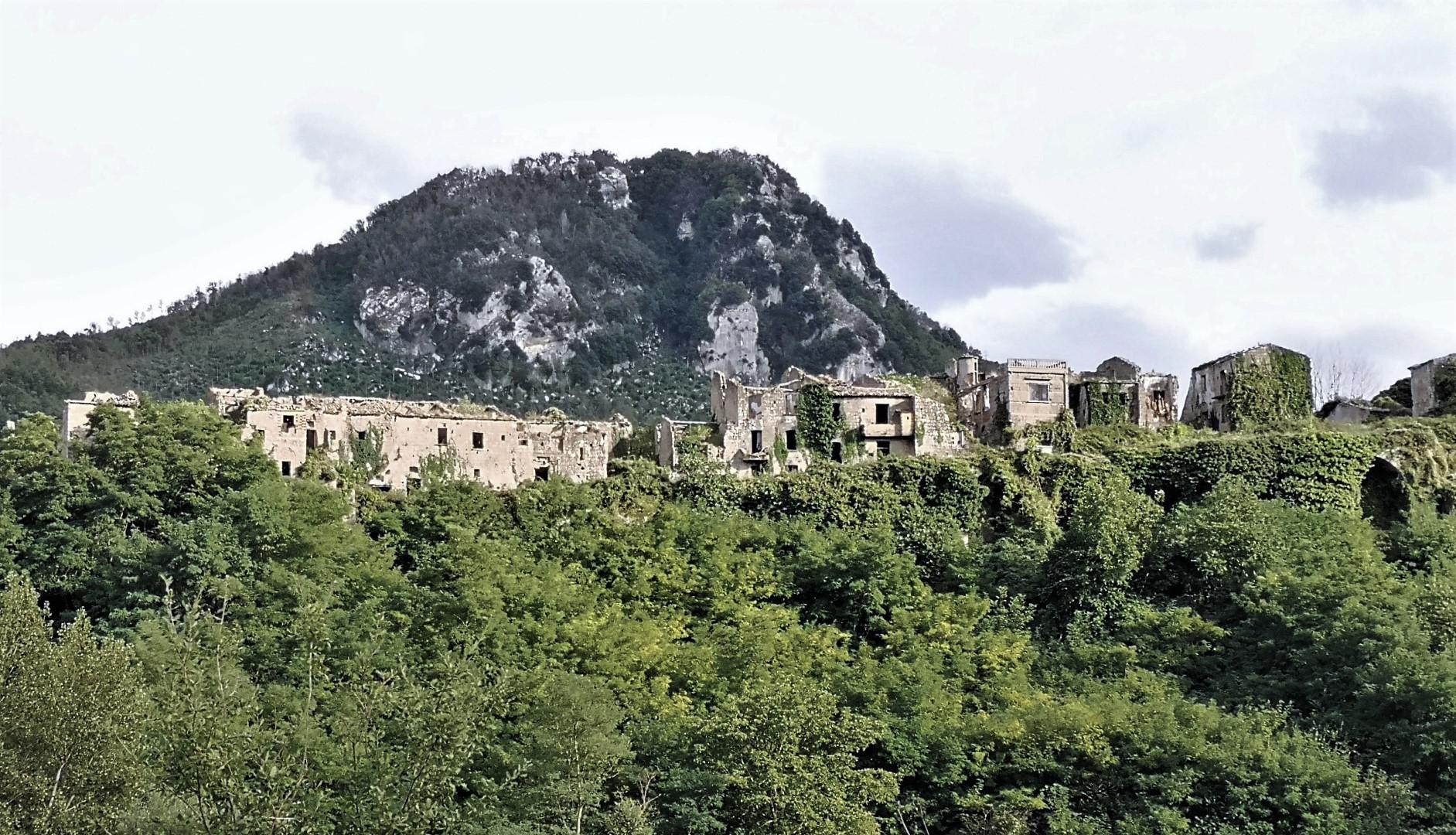 Borgo fantasma di Tocco Caudio vecchio sul monte Taburno