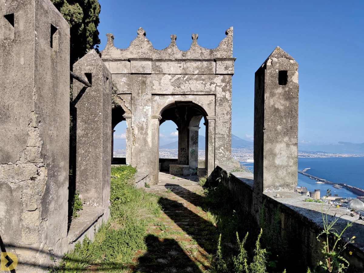 chiostro abbandonato giardini pensili San Martino