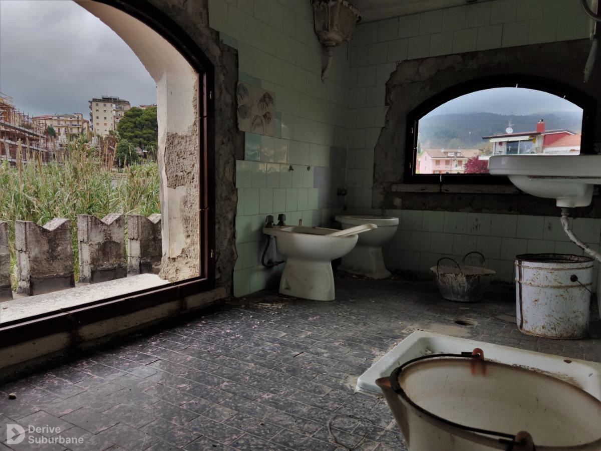 bagno panoramico villa abbandonata
